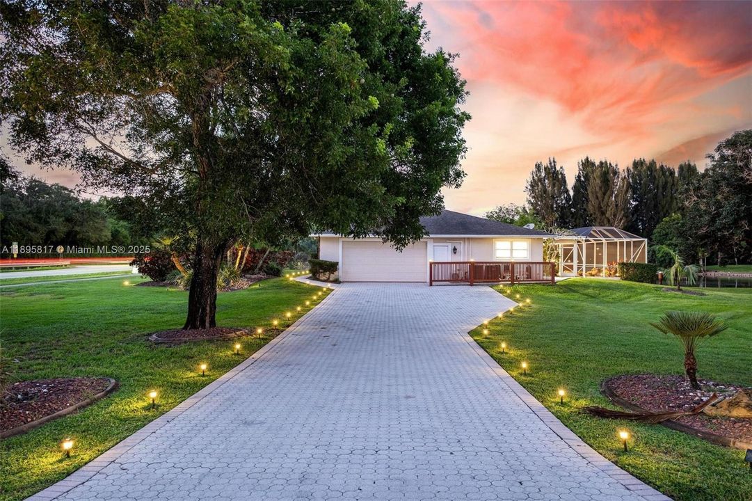 Под контрактом: $1,089,000 (4 спален, 3 ванн, 2910 Квадратных фут)