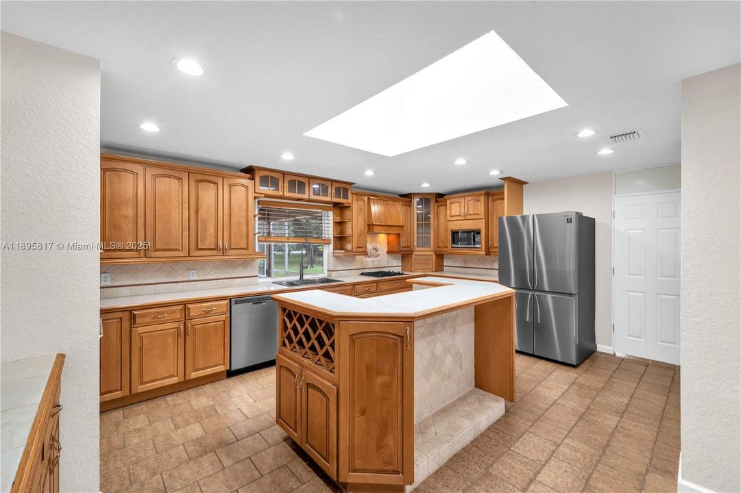 Под контрактом: $1,089,000 (4 спален, 3 ванн, 2910 Квадратных фут)