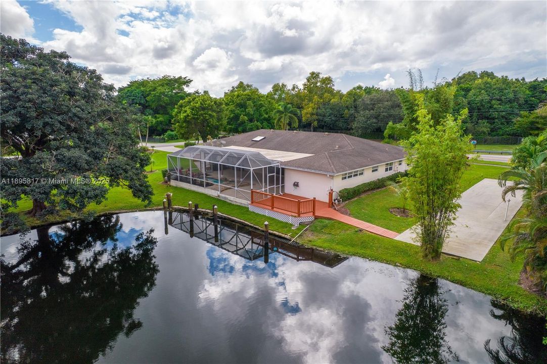 Под контрактом: $1,089,000 (4 спален, 3 ванн, 2910 Квадратных фут)