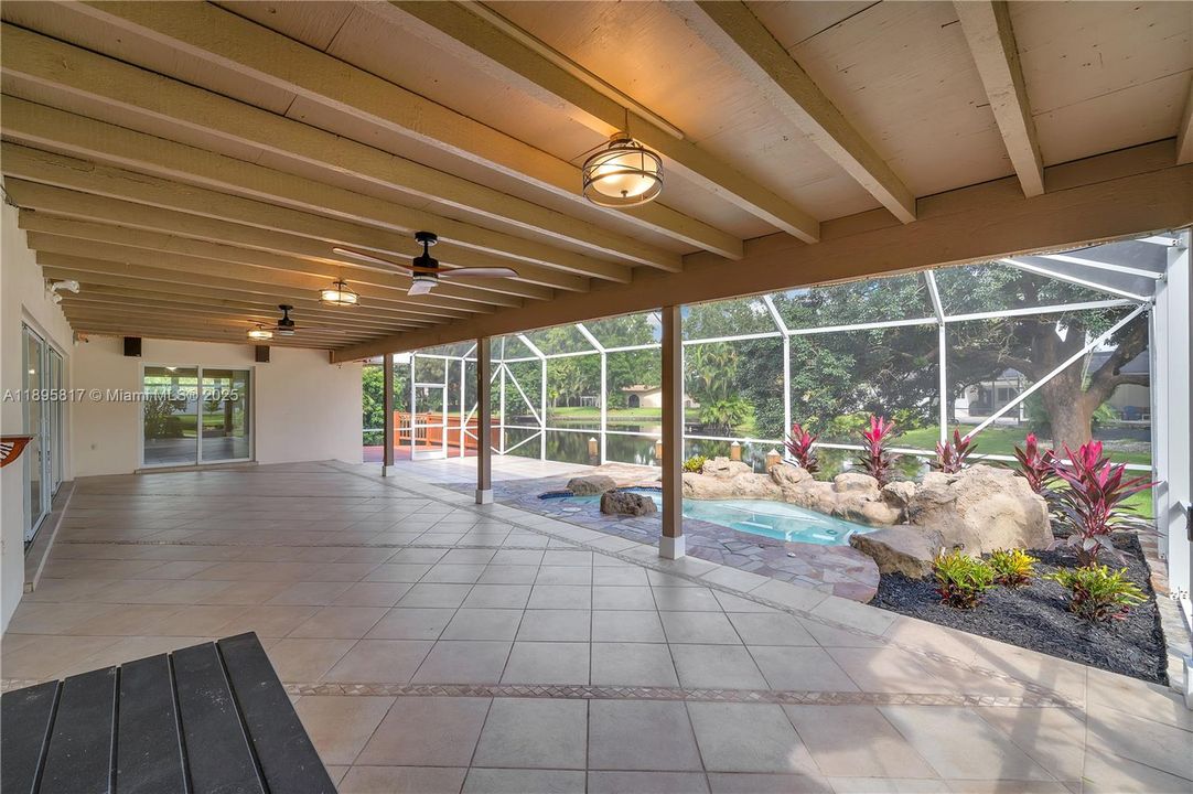 Под контрактом: $1,089,000 (4 спален, 3 ванн, 2910 Квадратных фут)