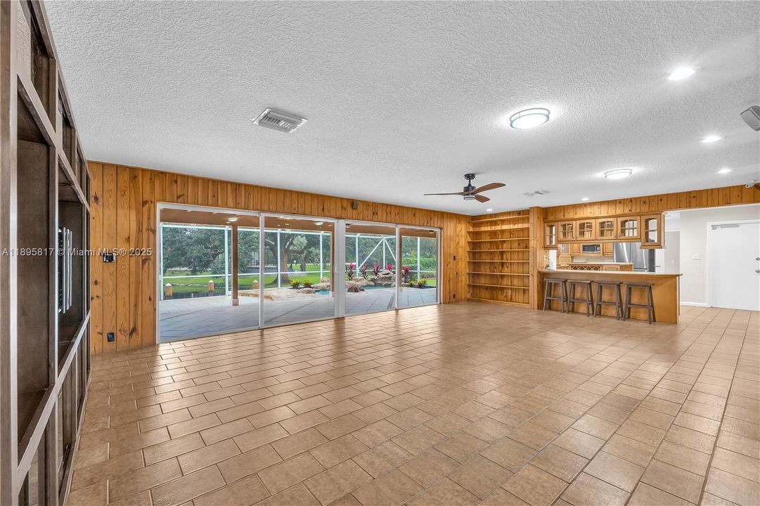 Под контрактом: $1,089,000 (4 спален, 3 ванн, 2910 Квадратных фут)