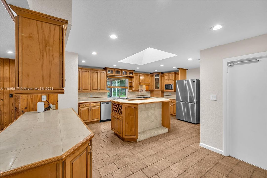 Под контрактом: $1,089,000 (4 спален, 3 ванн, 2910 Квадратных фут)