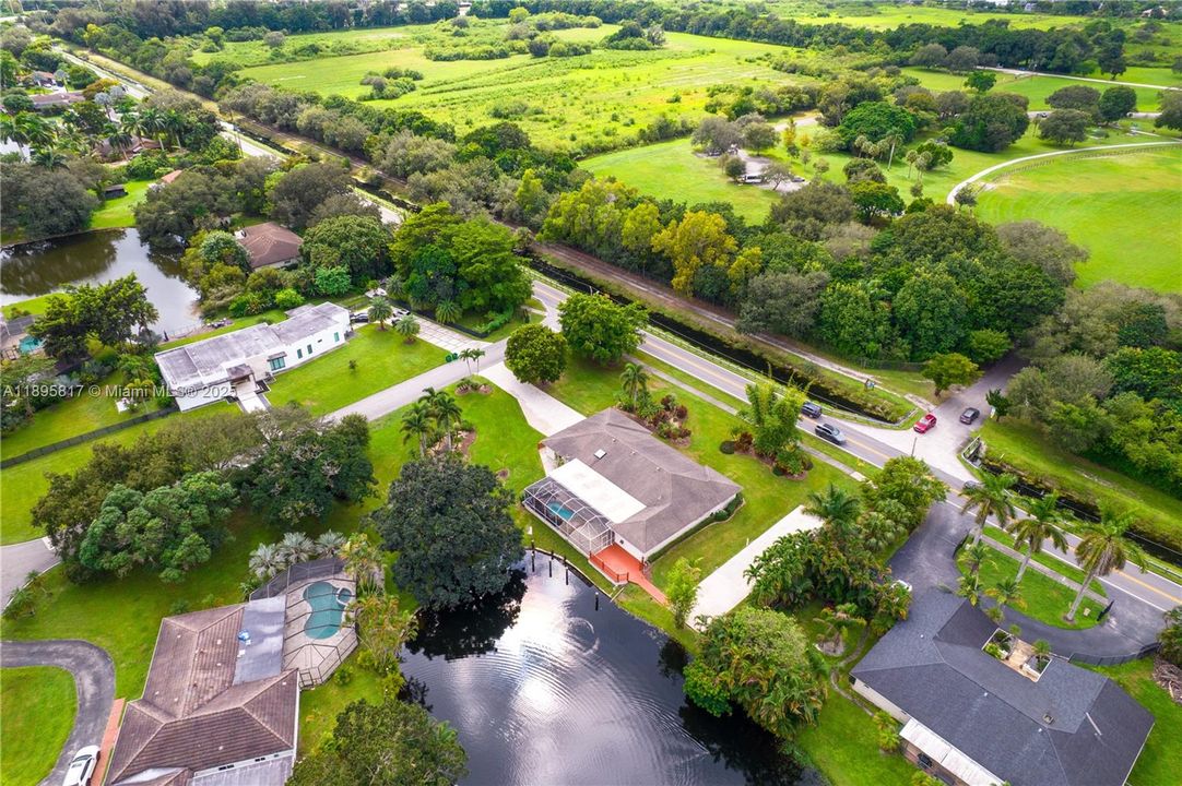 Под контрактом: $1,089,000 (4 спален, 3 ванн, 2910 Квадратных фут)