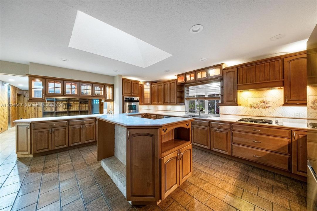 Под контрактом: $1,089,000 (4 спален, 3 ванн, 2910 Квадратных фут)