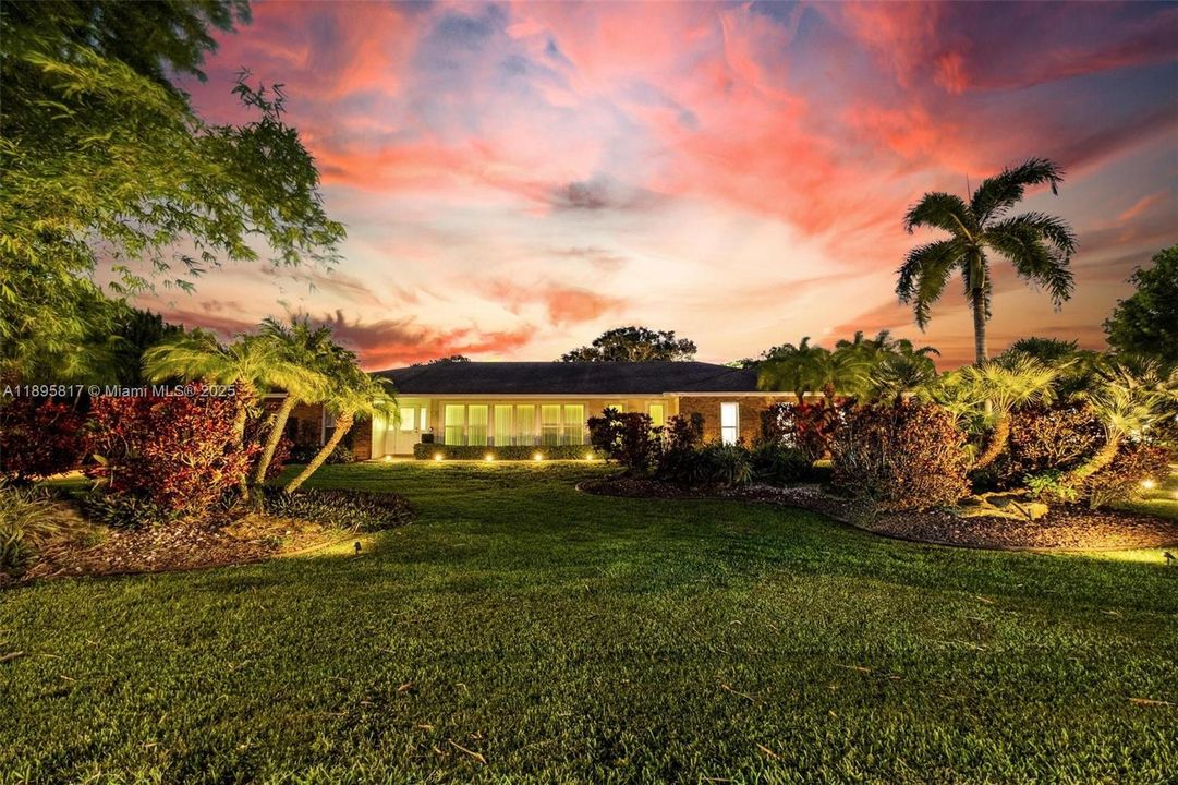 Под контрактом: $1,089,000 (4 спален, 3 ванн, 2910 Квадратных фут)