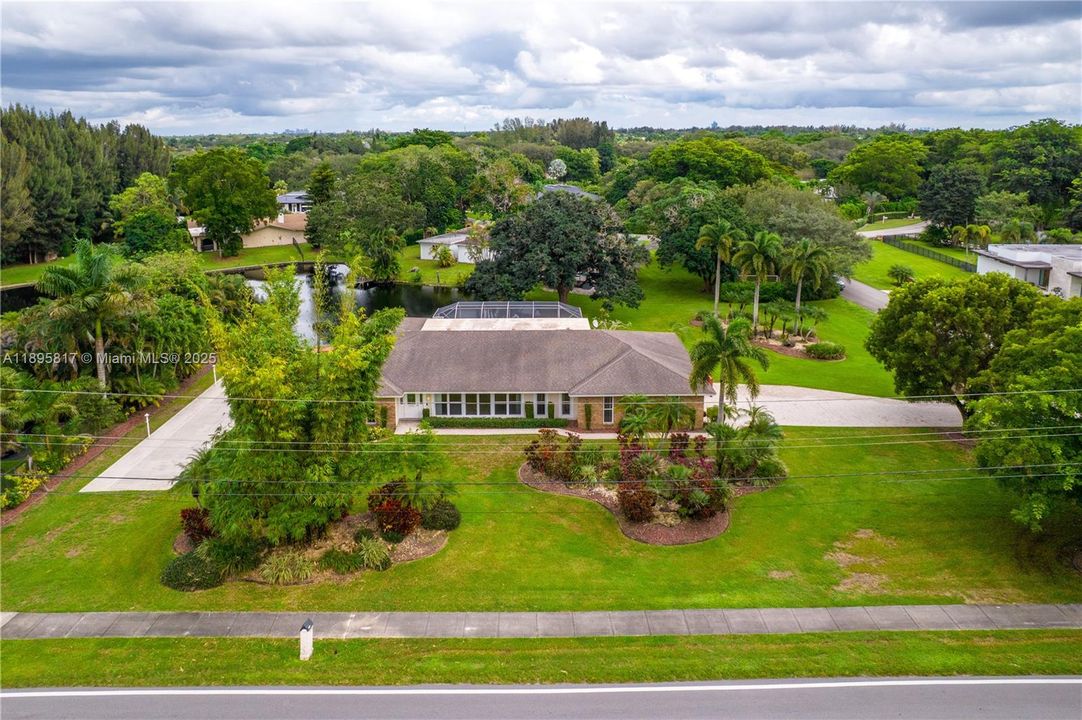 Под контрактом: $1,089,000 (4 спален, 3 ванн, 2910 Квадратных фут)