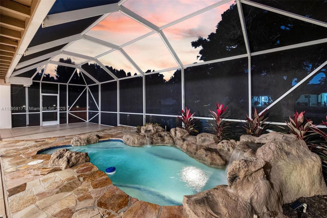 Под контрактом: $1,089,000 (4 спален, 3 ванн, 2910 Квадратных фут)