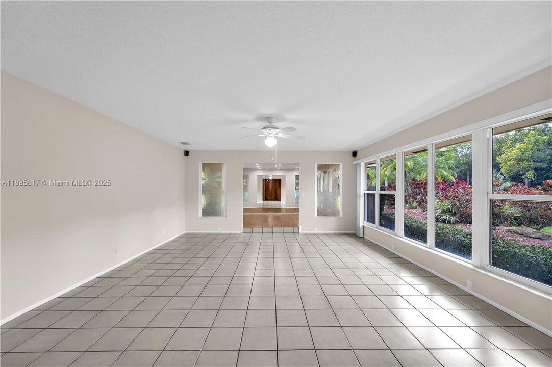 Под контрактом: $1,089,000 (4 спален, 3 ванн, 2910 Квадратных фут)