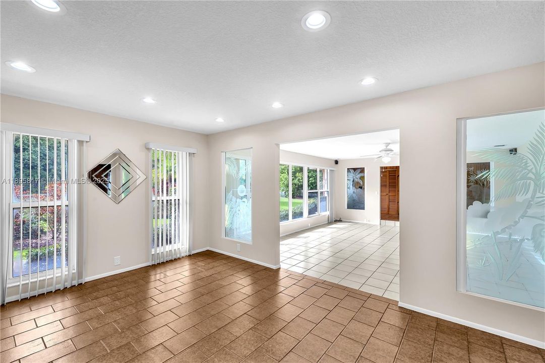 Под контрактом: $1,089,000 (4 спален, 3 ванн, 2910 Квадратных фут)