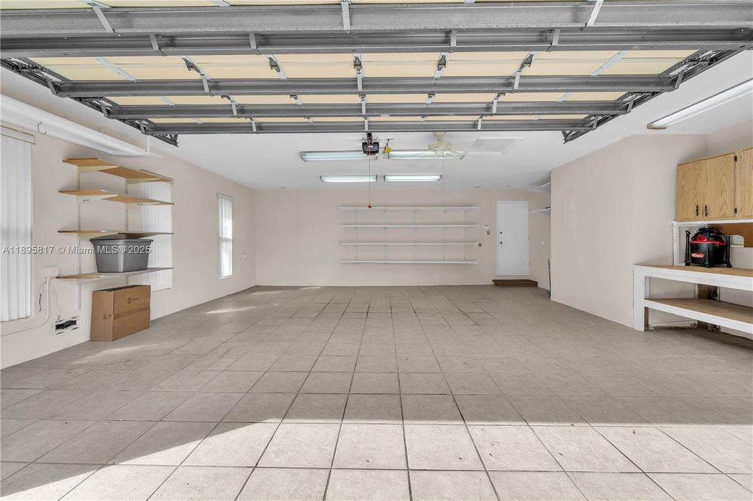 Под контрактом: $1,089,000 (4 спален, 3 ванн, 2910 Квадратных фут)