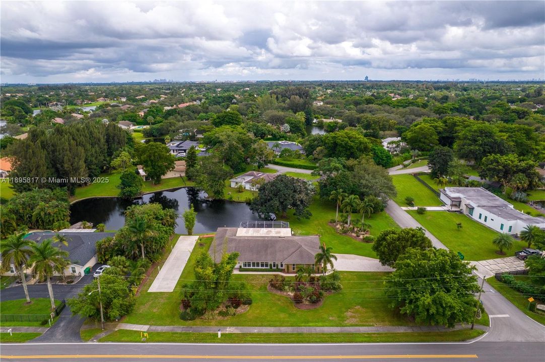 Под контрактом: $1,089,000 (4 спален, 3 ванн, 2910 Квадратных фут)