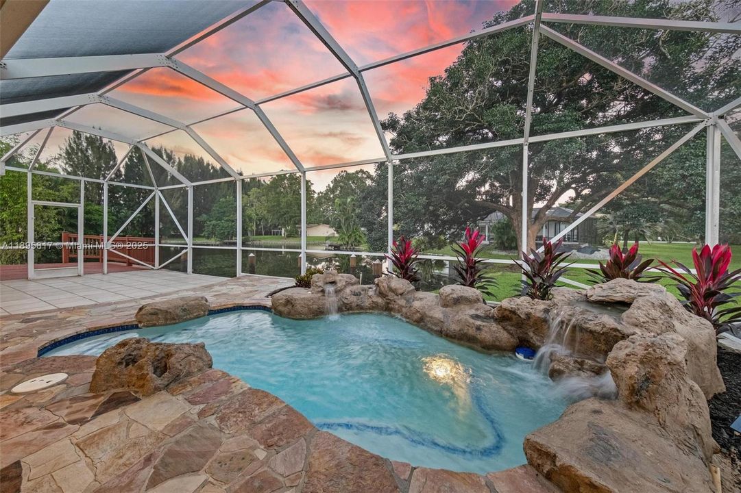 Под контрактом: $1,089,000 (4 спален, 3 ванн, 2910 Квадратных фут)