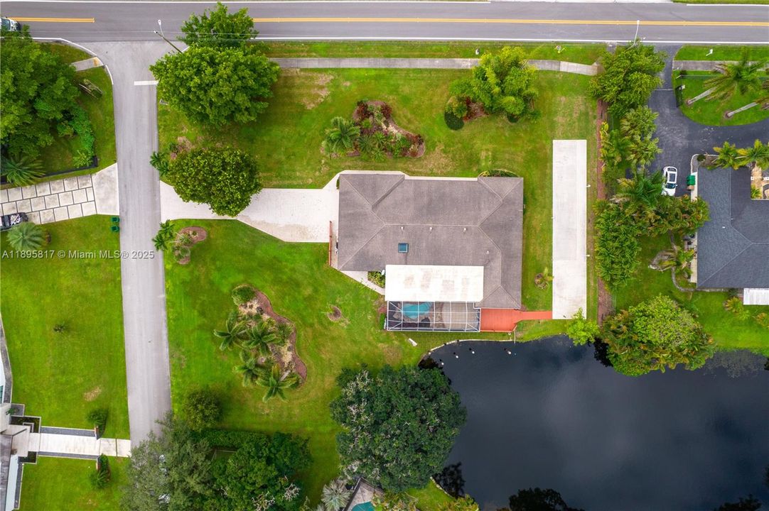 Под контрактом: $1,089,000 (4 спален, 3 ванн, 2910 Квадратных фут)