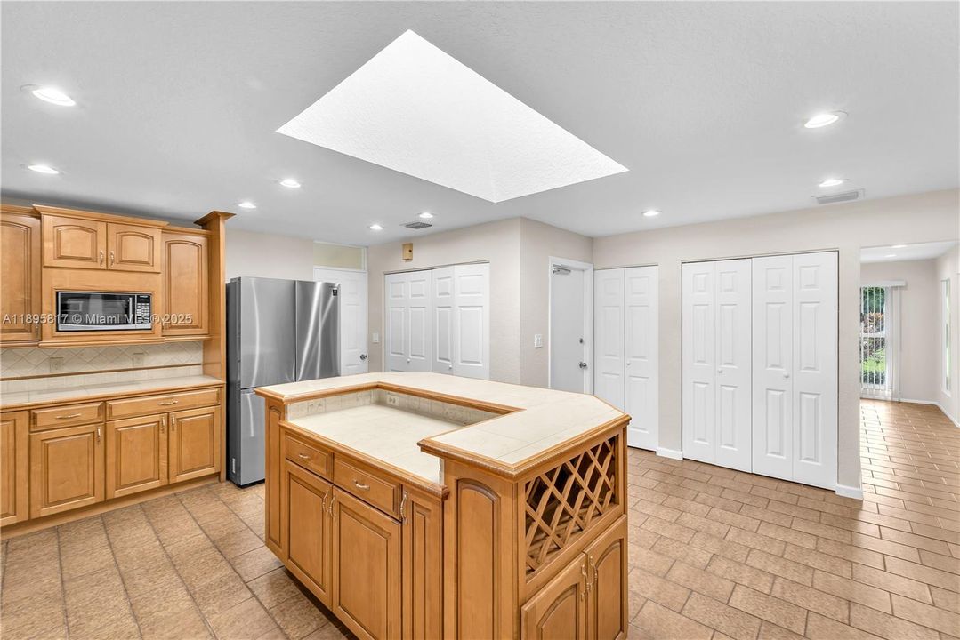 Под контрактом: $1,089,000 (4 спален, 3 ванн, 2910 Квадратных фут)