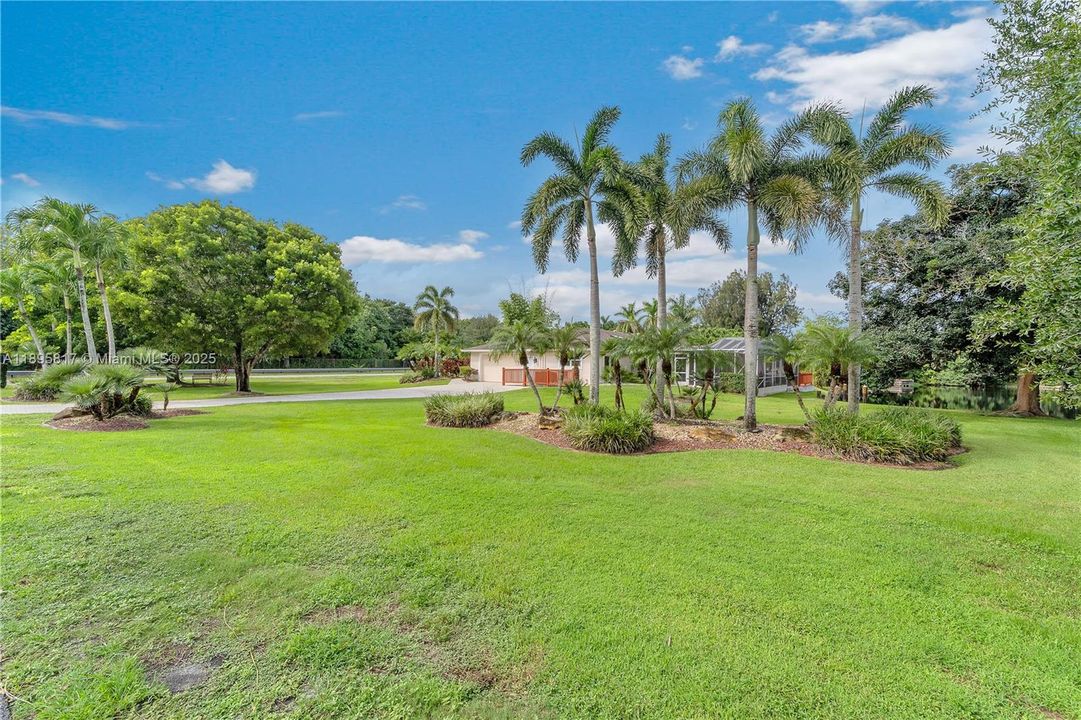 Под контрактом: $1,089,000 (4 спален, 3 ванн, 2910 Квадратных фут)