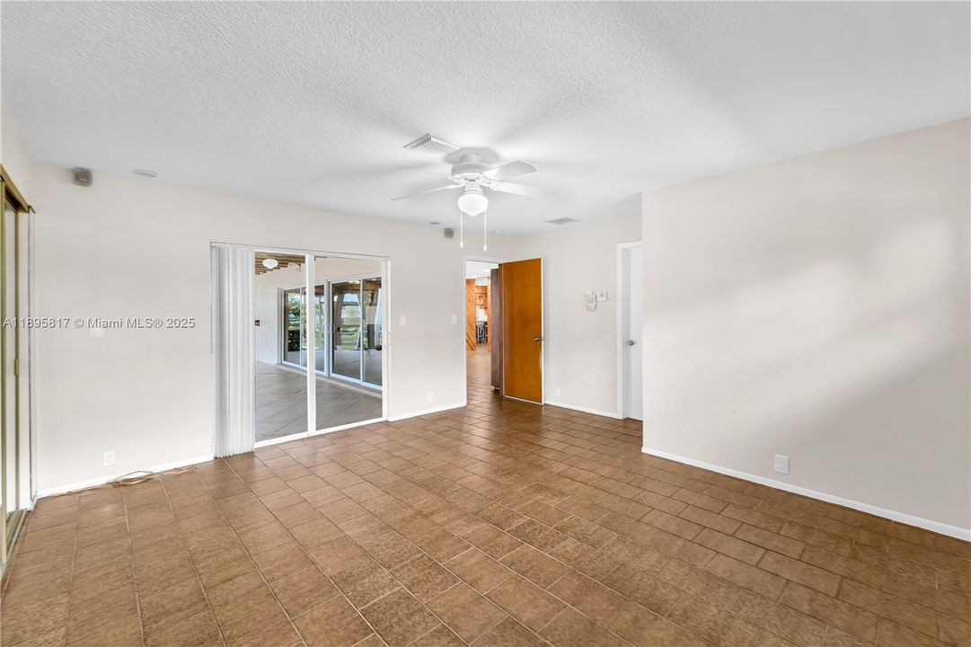 Под контрактом: $1,089,000 (4 спален, 3 ванн, 2910 Квадратных фут)