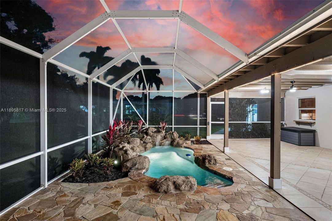 Под контрактом: $1,089,000 (4 спален, 3 ванн, 2910 Квадратных фут)