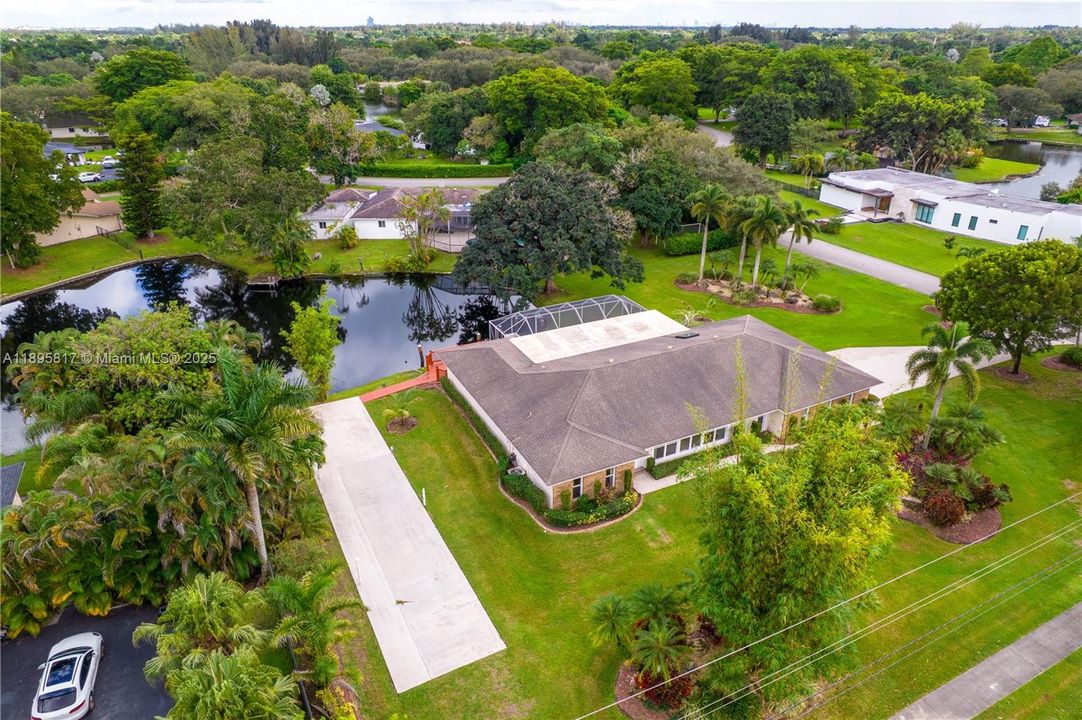 Под контрактом: $1,089,000 (4 спален, 3 ванн, 2910 Квадратных фут)