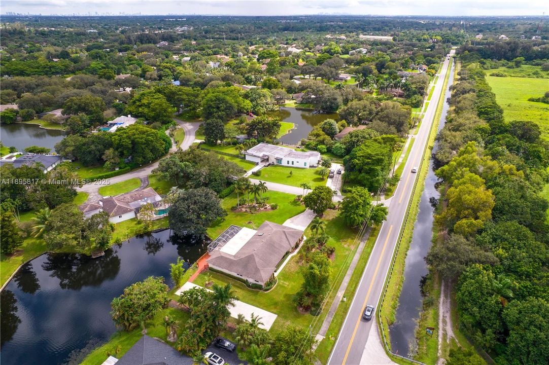 Под контрактом: $1,089,000 (4 спален, 3 ванн, 2910 Квадратных фут)