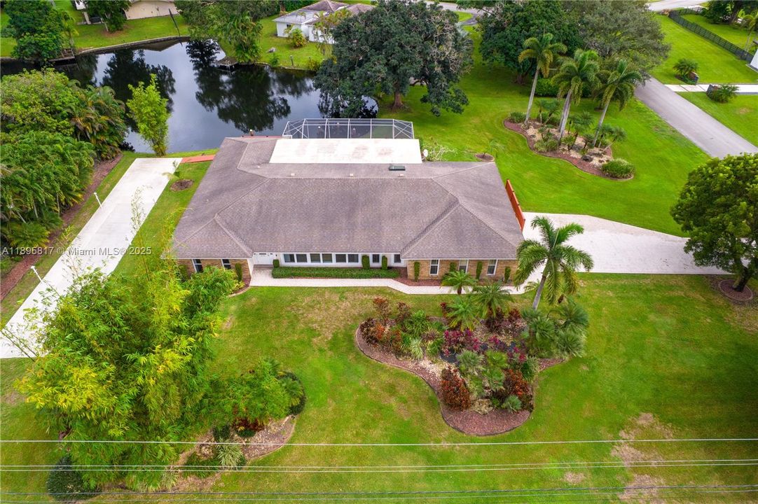 Под контрактом: $1,089,000 (4 спален, 3 ванн, 2910 Квадратных фут)