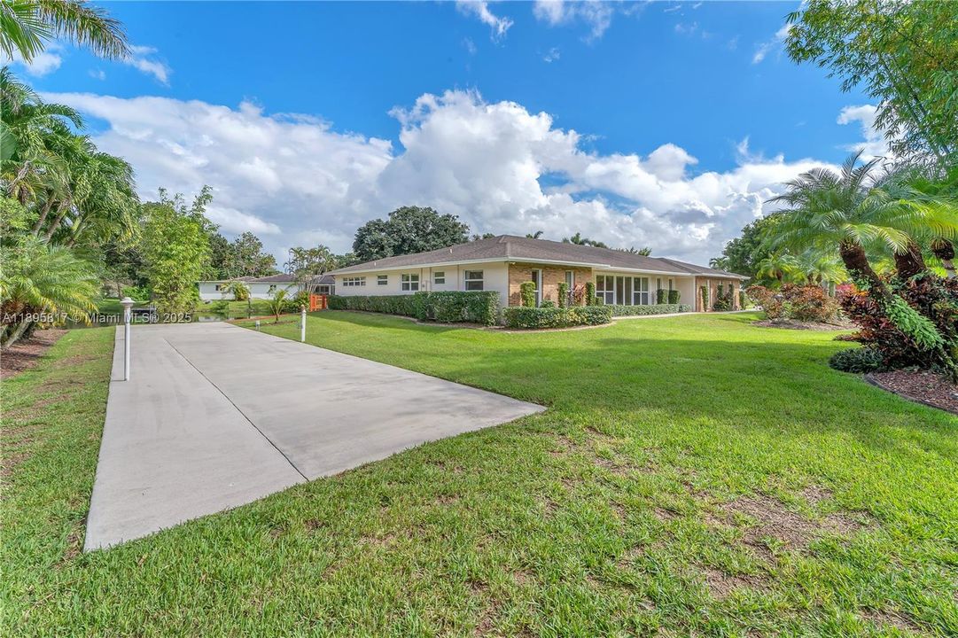 Под контрактом: $1,089,000 (4 спален, 3 ванн, 2910 Квадратных фут)