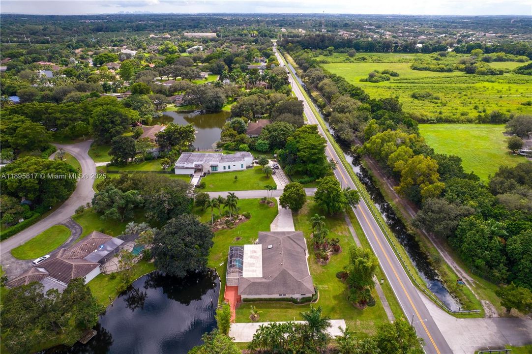 Под контрактом: $1,089,000 (4 спален, 3 ванн, 2910 Квадратных фут)