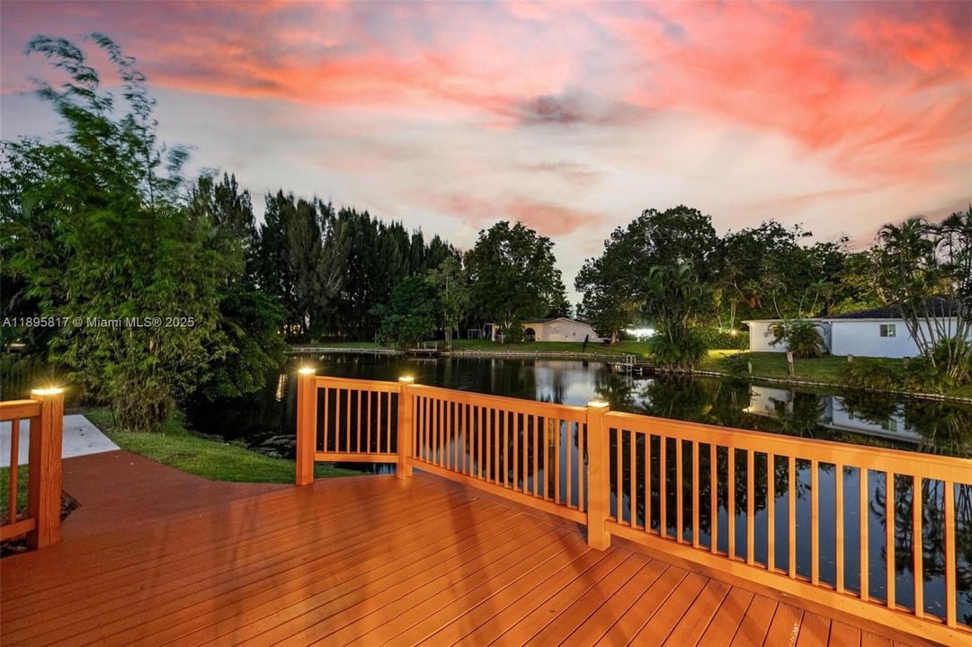 Под контрактом: $1,089,000 (4 спален, 3 ванн, 2910 Квадратных фут)