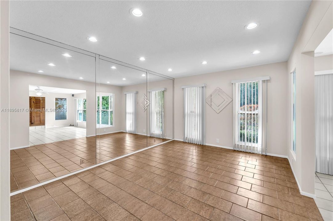 Под контрактом: $1,089,000 (4 спален, 3 ванн, 2910 Квадратных фут)