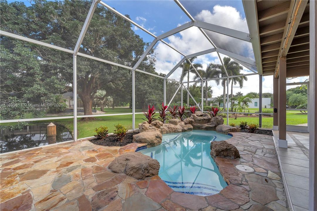 Под контрактом: $1,089,000 (4 спален, 3 ванн, 2910 Квадратных фут)