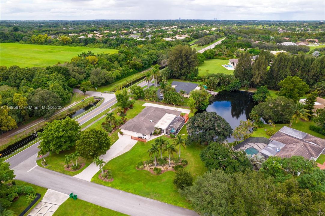 Под контрактом: $1,089,000 (4 спален, 3 ванн, 2910 Квадратных фут)