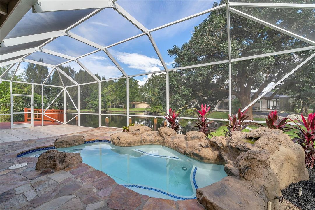 Под контрактом: $1,089,000 (4 спален, 3 ванн, 2910 Квадратных фут)