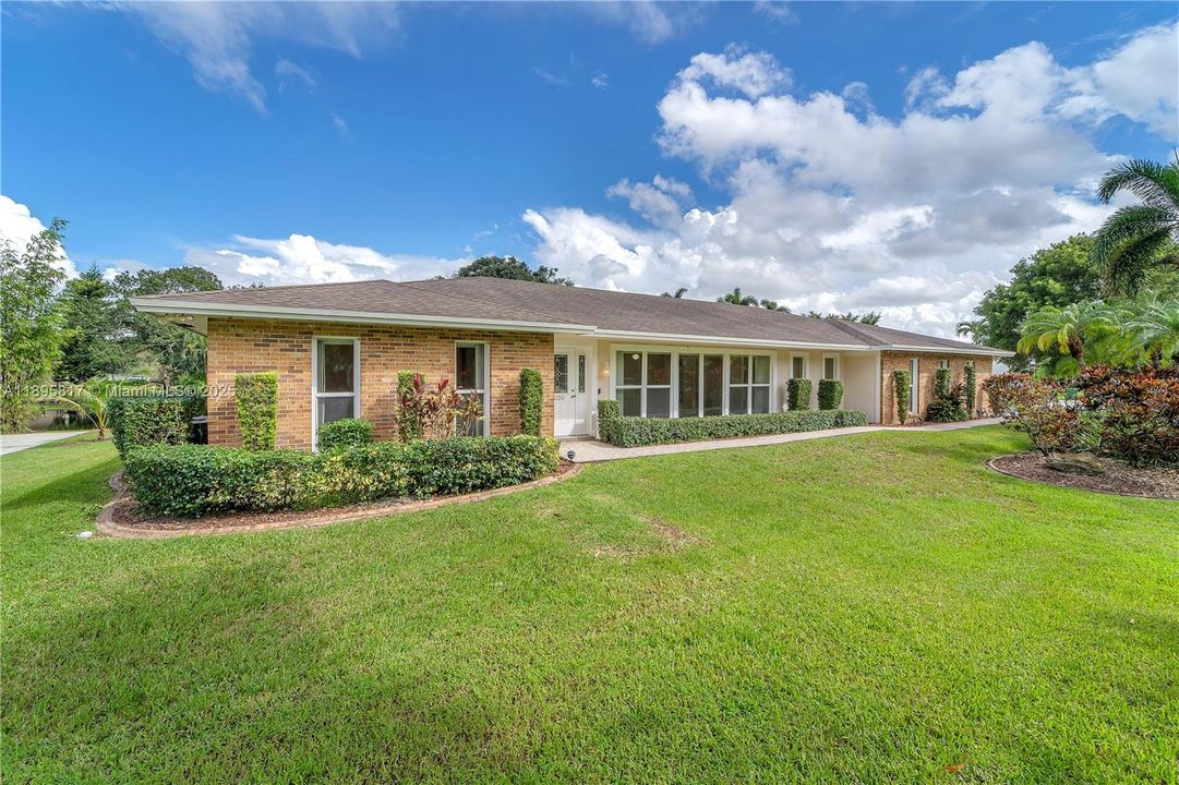 Под контрактом: $1,089,000 (4 спален, 3 ванн, 2910 Квадратных фут)