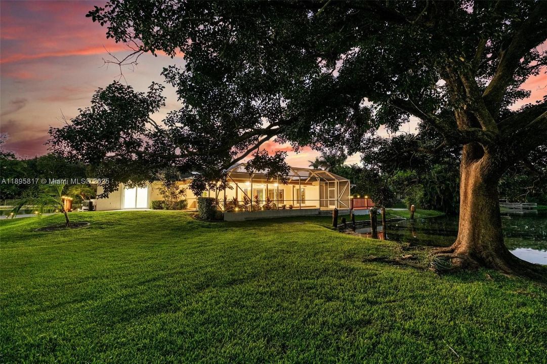 Под контрактом: $1,089,000 (4 спален, 3 ванн, 2910 Квадратных фут)