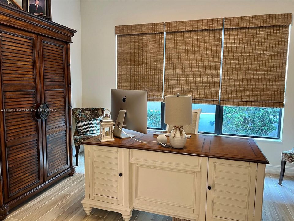 For Sale: $915,000 (2 beds, 2 baths, 2560 Square Feet)