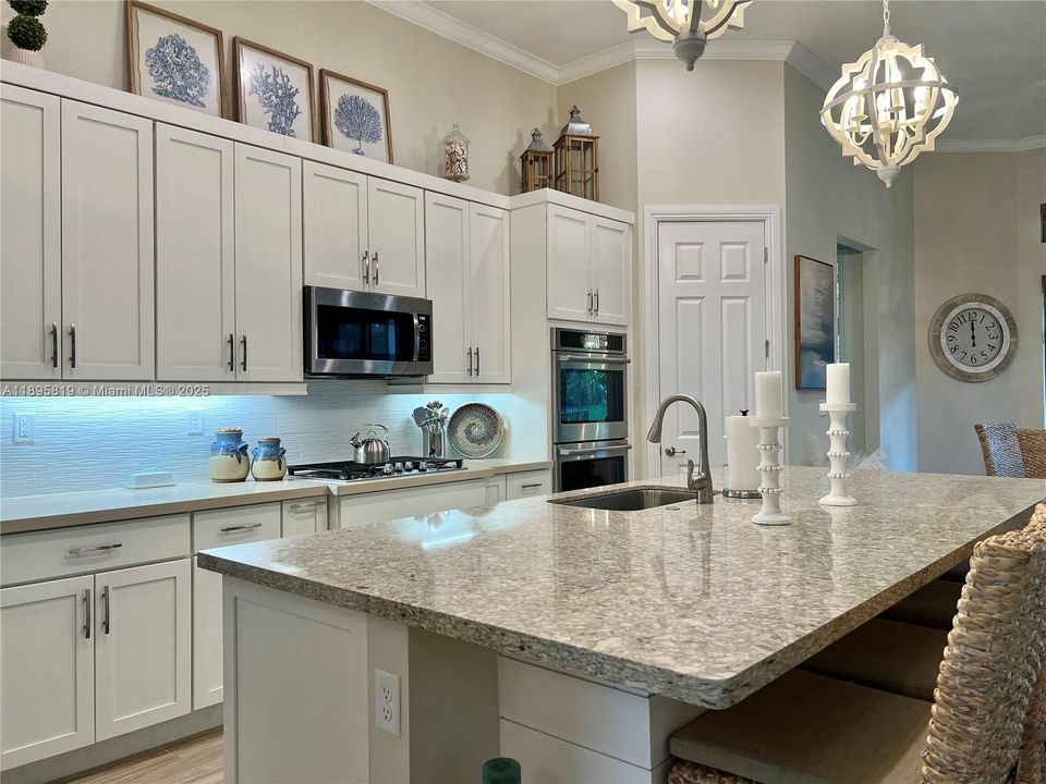 For Sale: $915,000 (2 beds, 2 baths, 2560 Square Feet)