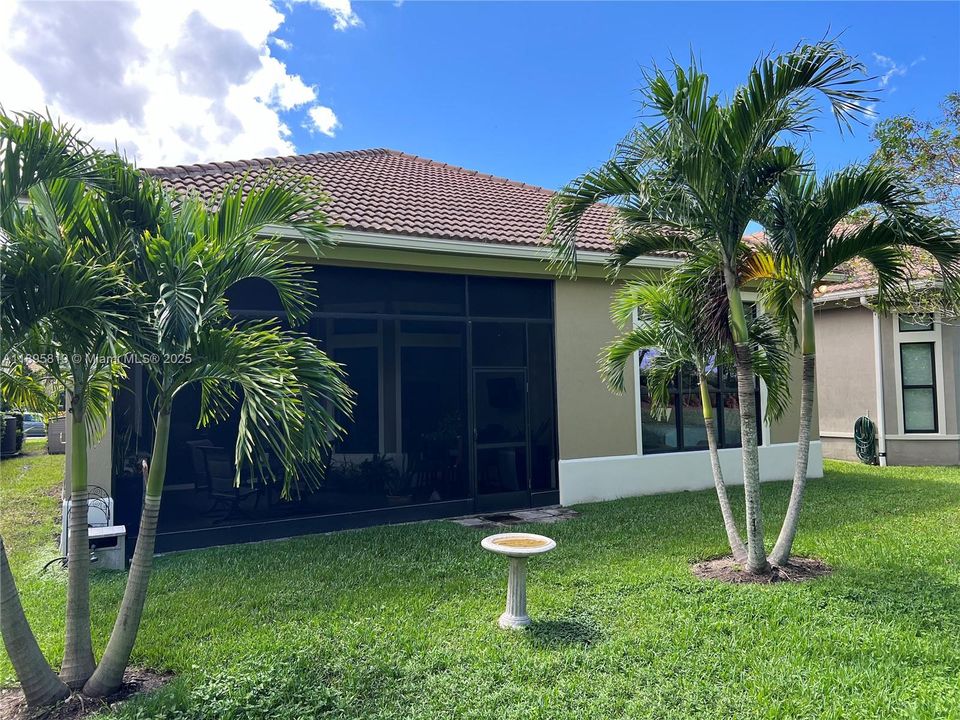 For Sale: $915,000 (2 beds, 2 baths, 2560 Square Feet)