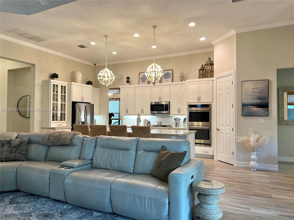 For Sale: $915,000 (2 beds, 2 baths, 2560 Square Feet)