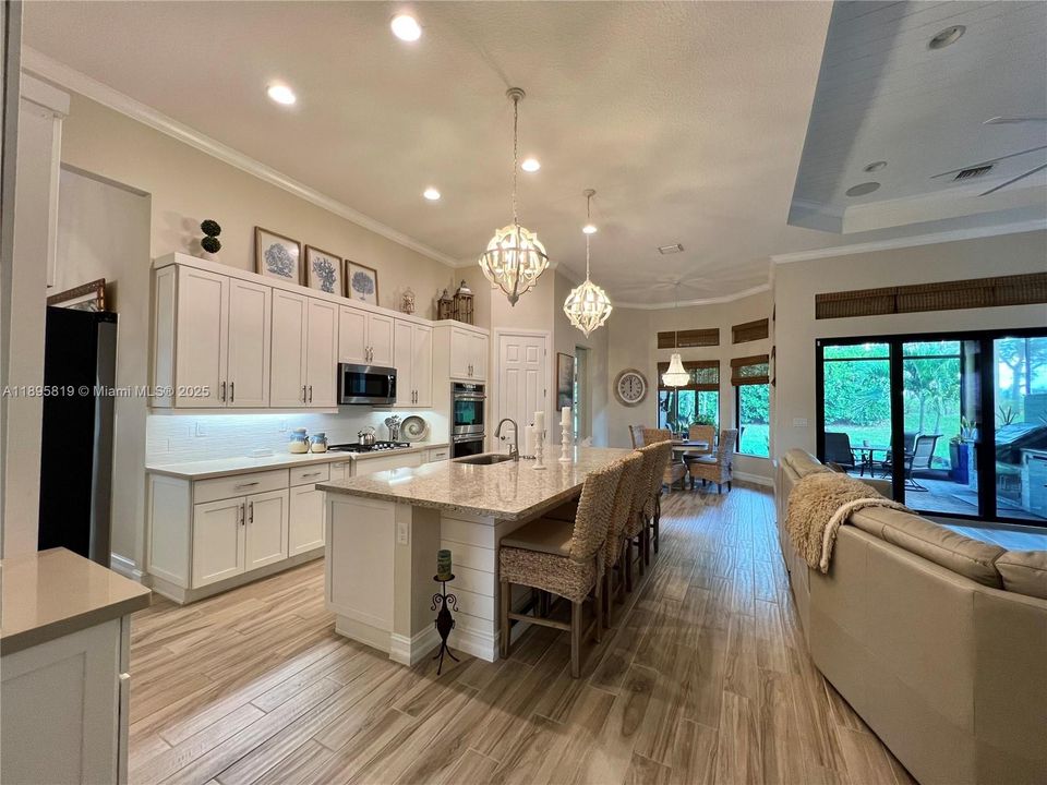 For Sale: $915,000 (2 beds, 2 baths, 2560 Square Feet)