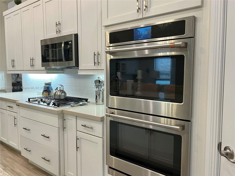 For Sale: $915,000 (2 beds, 2 baths, 2560 Square Feet)