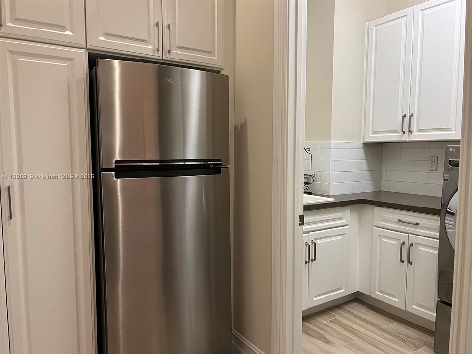 For Sale: $915,000 (2 beds, 2 baths, 2560 Square Feet)