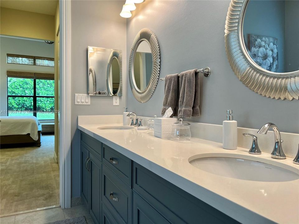 For Sale: $915,000 (2 beds, 2 baths, 2560 Square Feet)