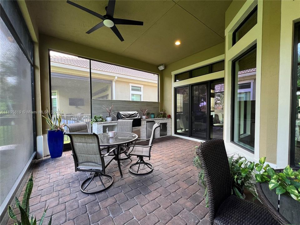 For Sale: $915,000 (2 beds, 2 baths, 2560 Square Feet)