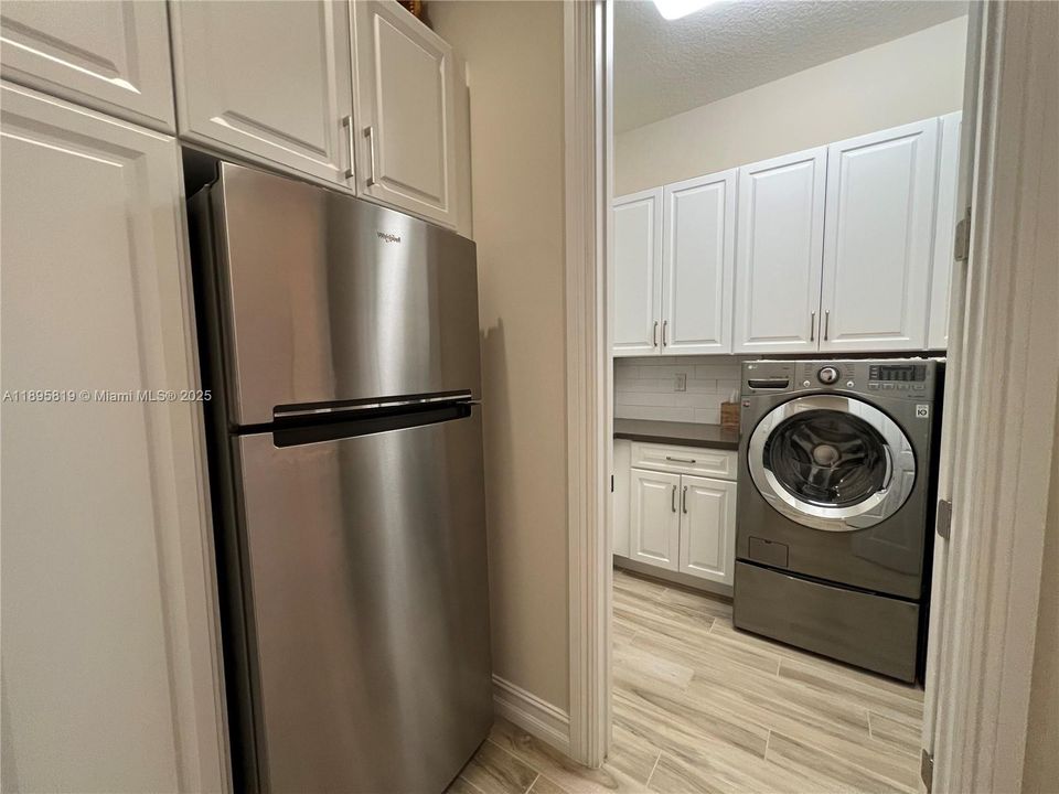 For Sale: $915,000 (2 beds, 2 baths, 2560 Square Feet)