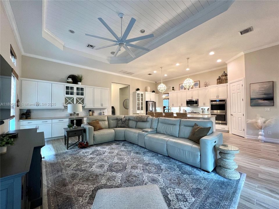 For Sale: $915,000 (2 beds, 2 baths, 2560 Square Feet)