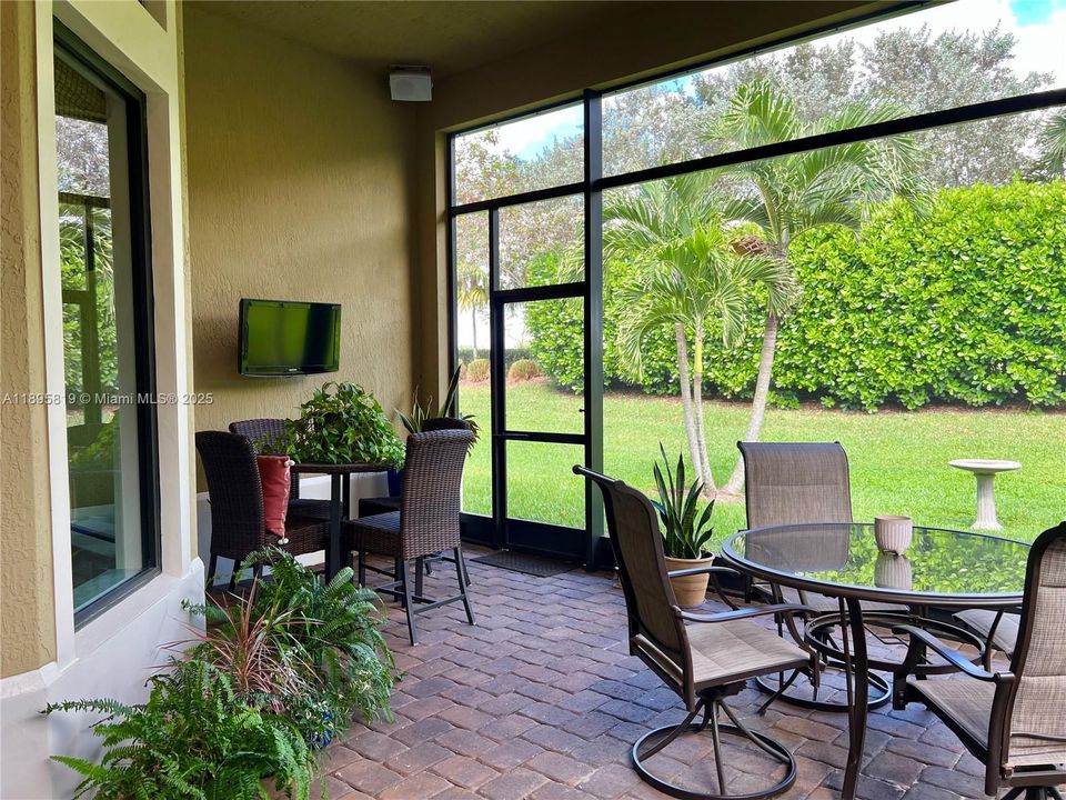 For Sale: $915,000 (2 beds, 2 baths, 2560 Square Feet)