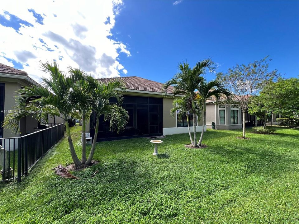 For Sale: $915,000 (2 beds, 2 baths, 2560 Square Feet)