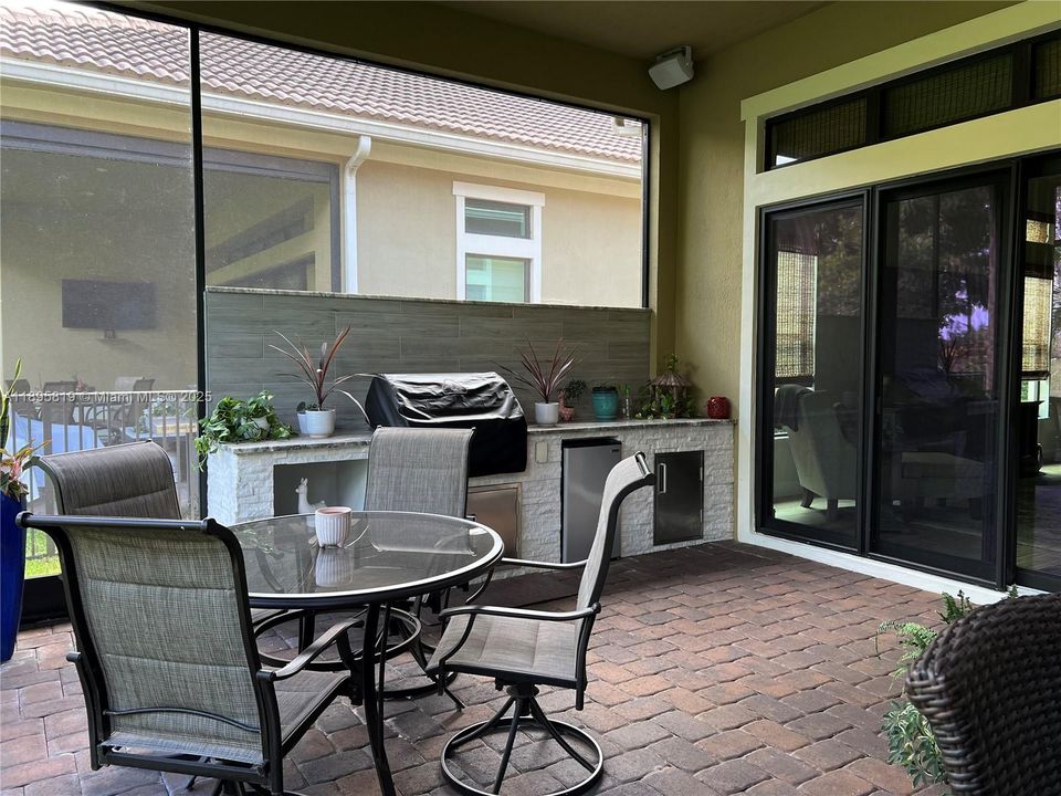 For Sale: $915,000 (2 beds, 2 baths, 2560 Square Feet)