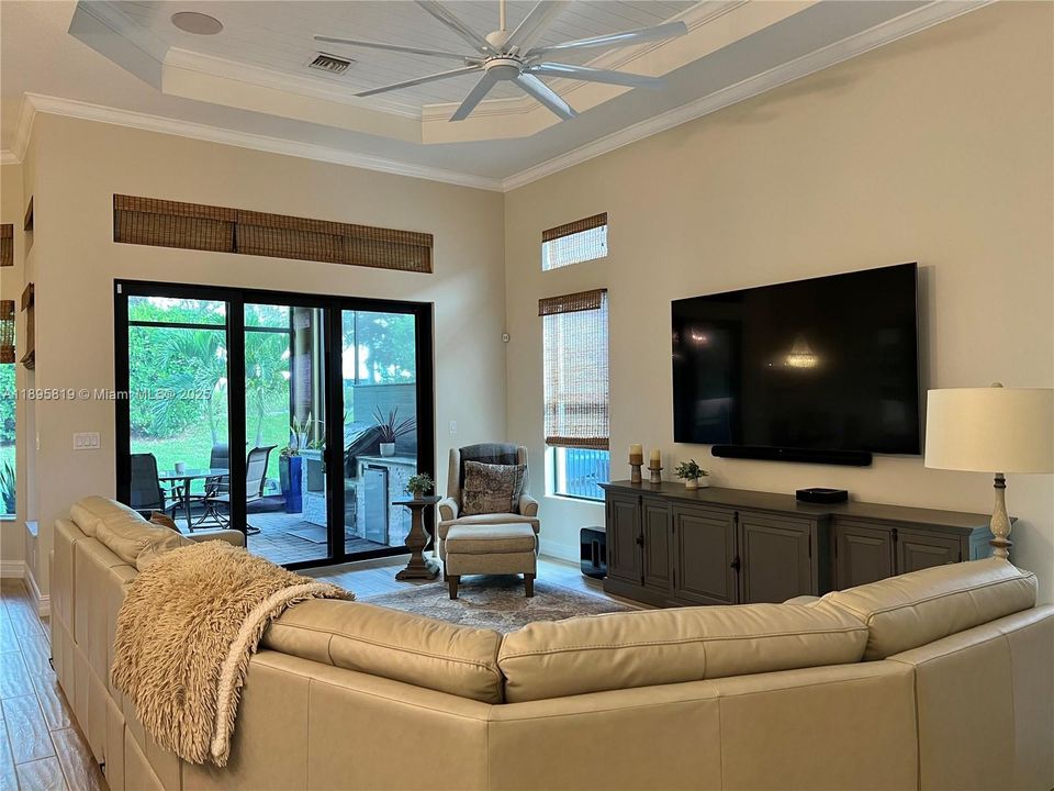 For Sale: $915,000 (2 beds, 2 baths, 2560 Square Feet)