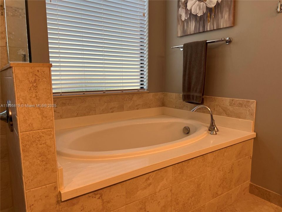 For Sale: $915,000 (2 beds, 2 baths, 2560 Square Feet)