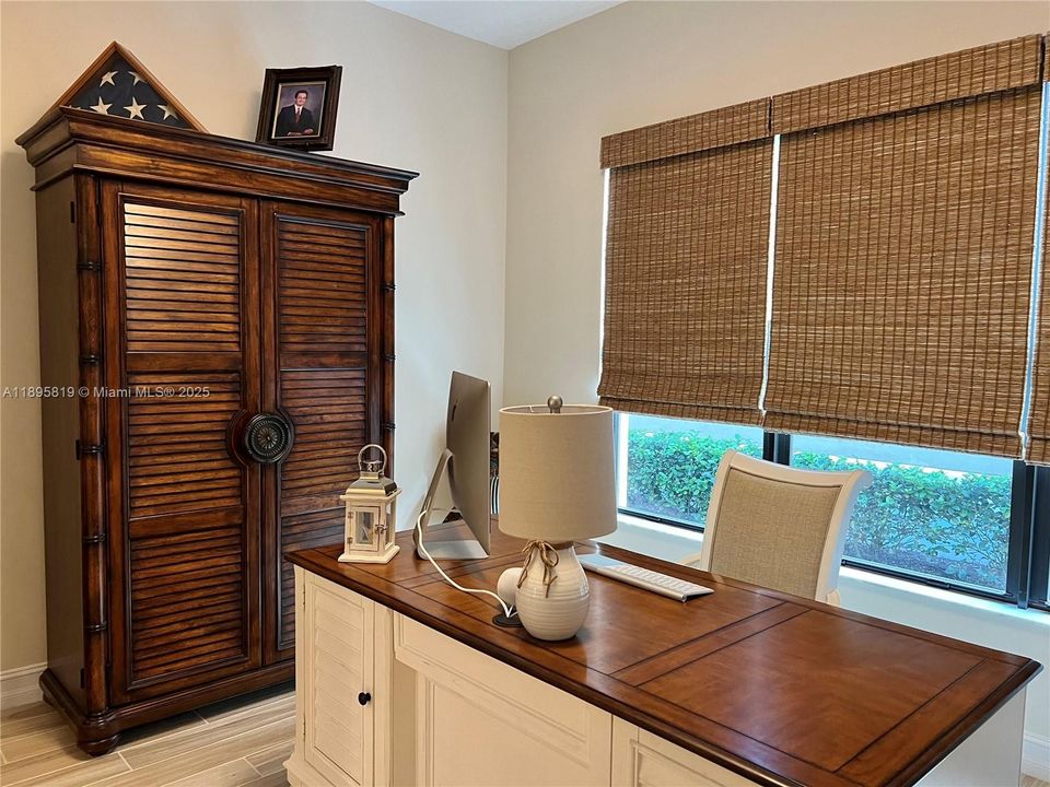 For Sale: $915,000 (2 beds, 2 baths, 2560 Square Feet)